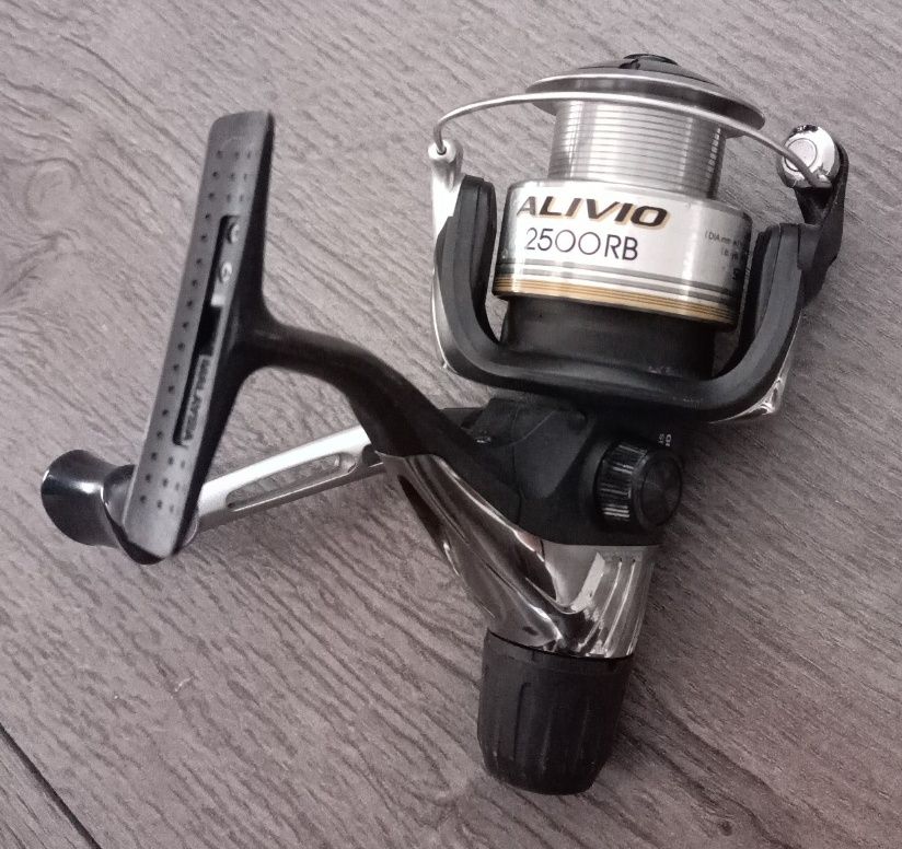 Kołowrotek Shimano Alivio 2500 RB z tylnym hamulcem.