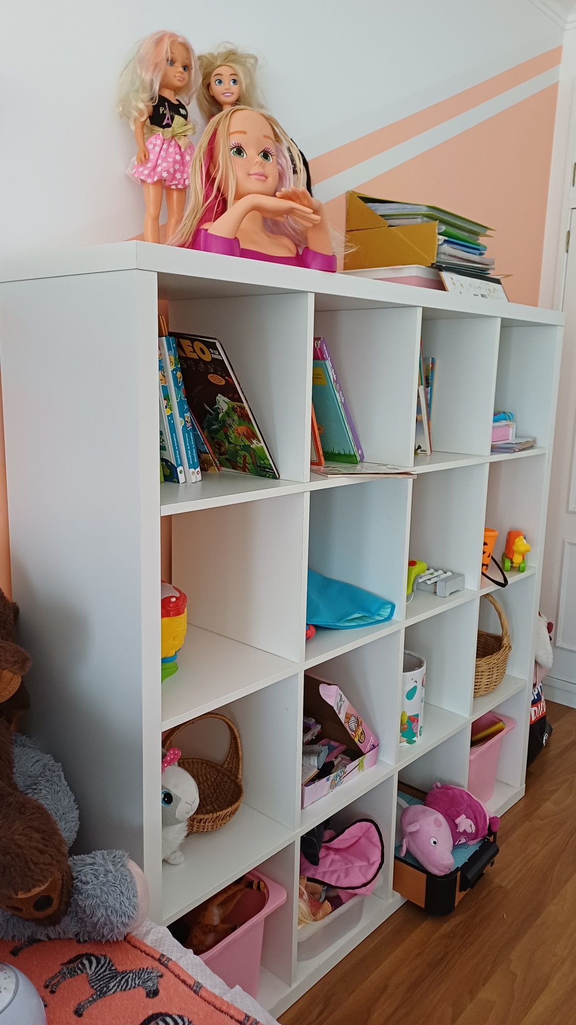 Estante Ikea de 16 espaços
