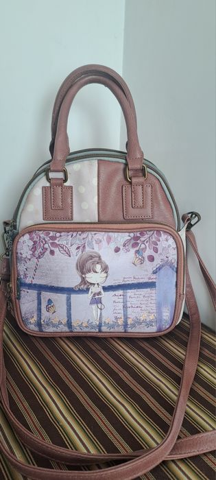 Carteira/ mala muito versátil, com alças de mão, alça comprida de ombr