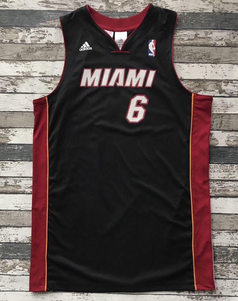 Баскетбольна майка та кепка Miami Heat James