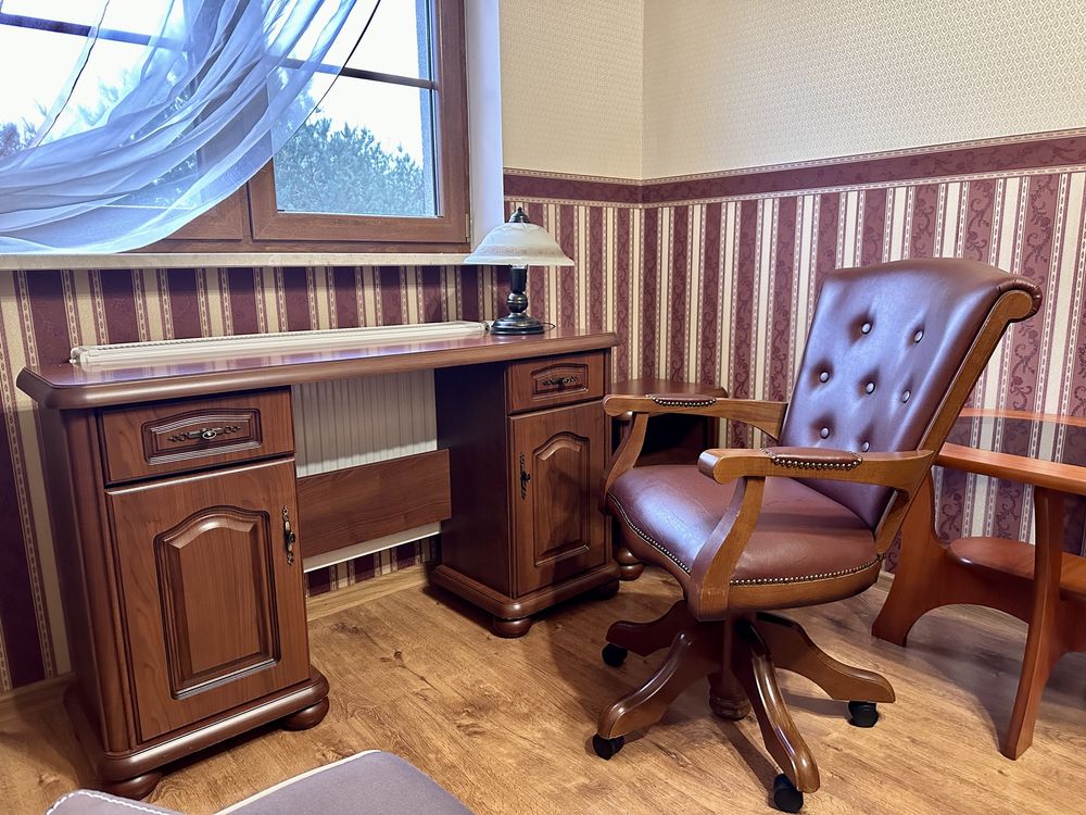 Meble biurowe, w zestawie biurko, 3 krzesła, ława, komoda, słupek…