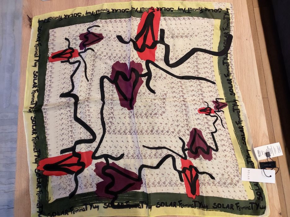 Apaszka jedwabna SOLAR w prezentowanym opakowaniu