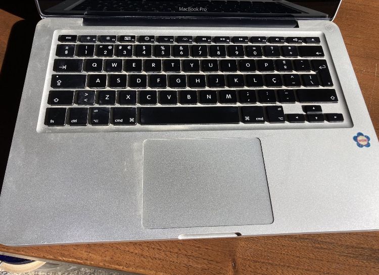 MacBook Pro de 2011 com motherboard queimad