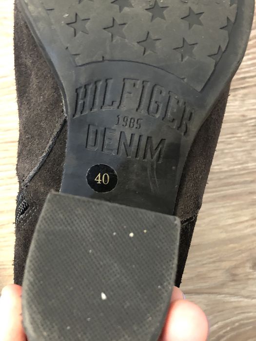 Zamszowe botki na wysokim obcasie tommy hilfiger