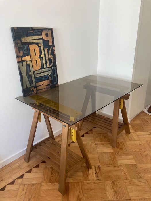 Mesa com tampo de vidro e cavaletes
