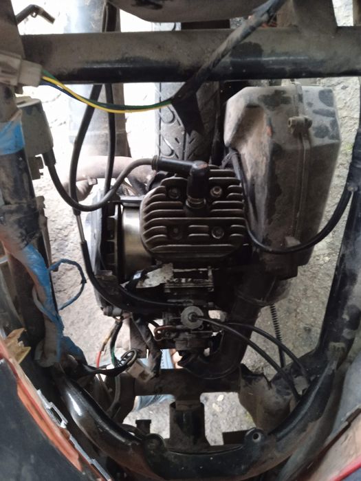 Скутер червоного коліру