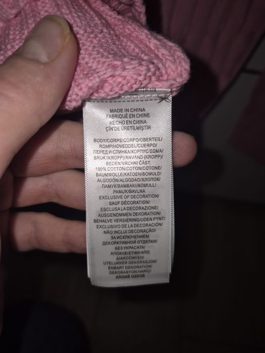 Różowy sweterek z warkoczykowym splotem