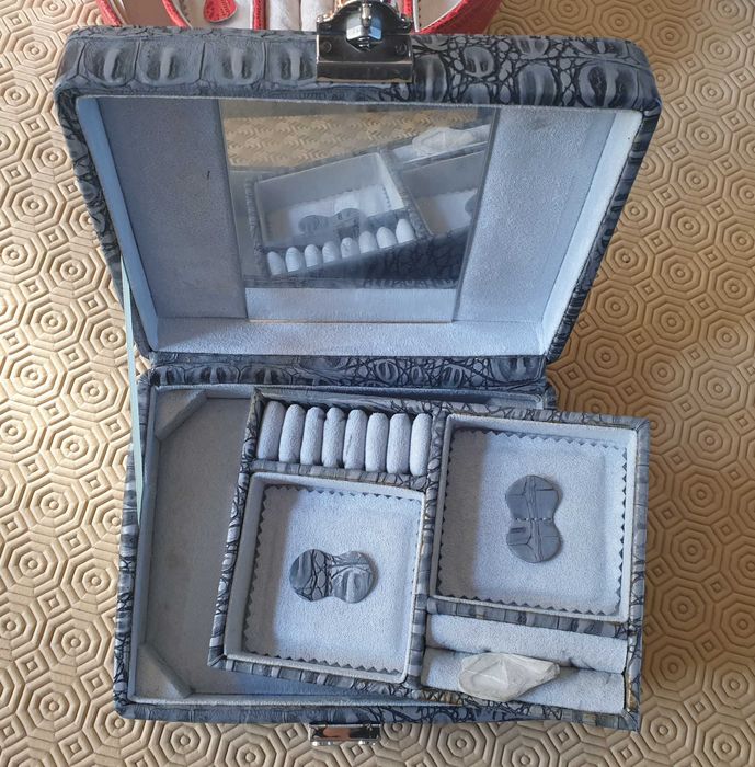 Caixas guarda jóias baratas para desocupar