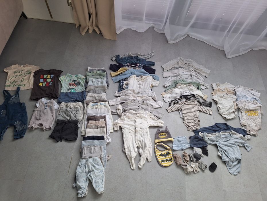 Wyprawka dla chłopca H&M 56, 62 stonowane kolory