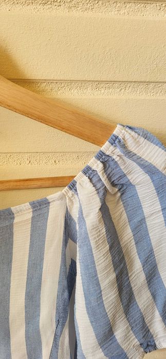 Top da Bershka riscas azuis e brancas