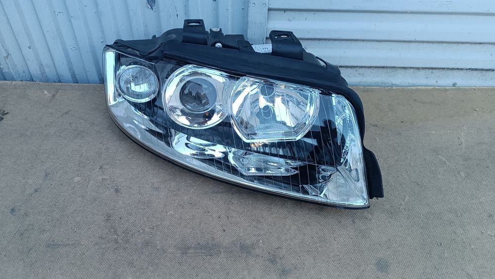 Vendo farol direito de Audi A4 B6  xenon ano 2000/04
