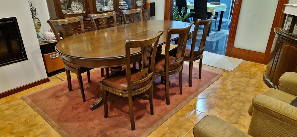 Mesa e cadeiras em cerejeira