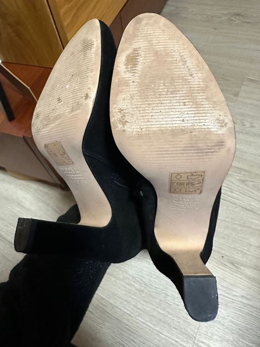 Bota de camurça preta thigh-high (acima do joelho).