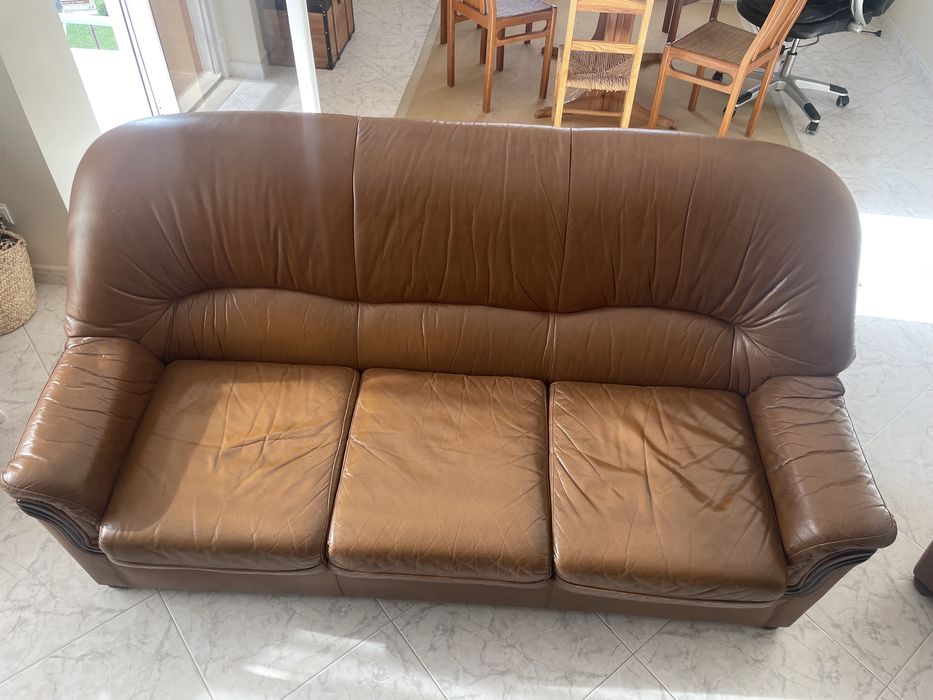 Sofá cama em pele com 2 cadeirões