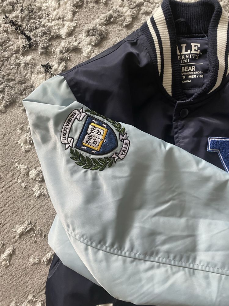 Kurtka Pull&Bear Yale Niebieska kurtka bomberka w uczelnianym stylu