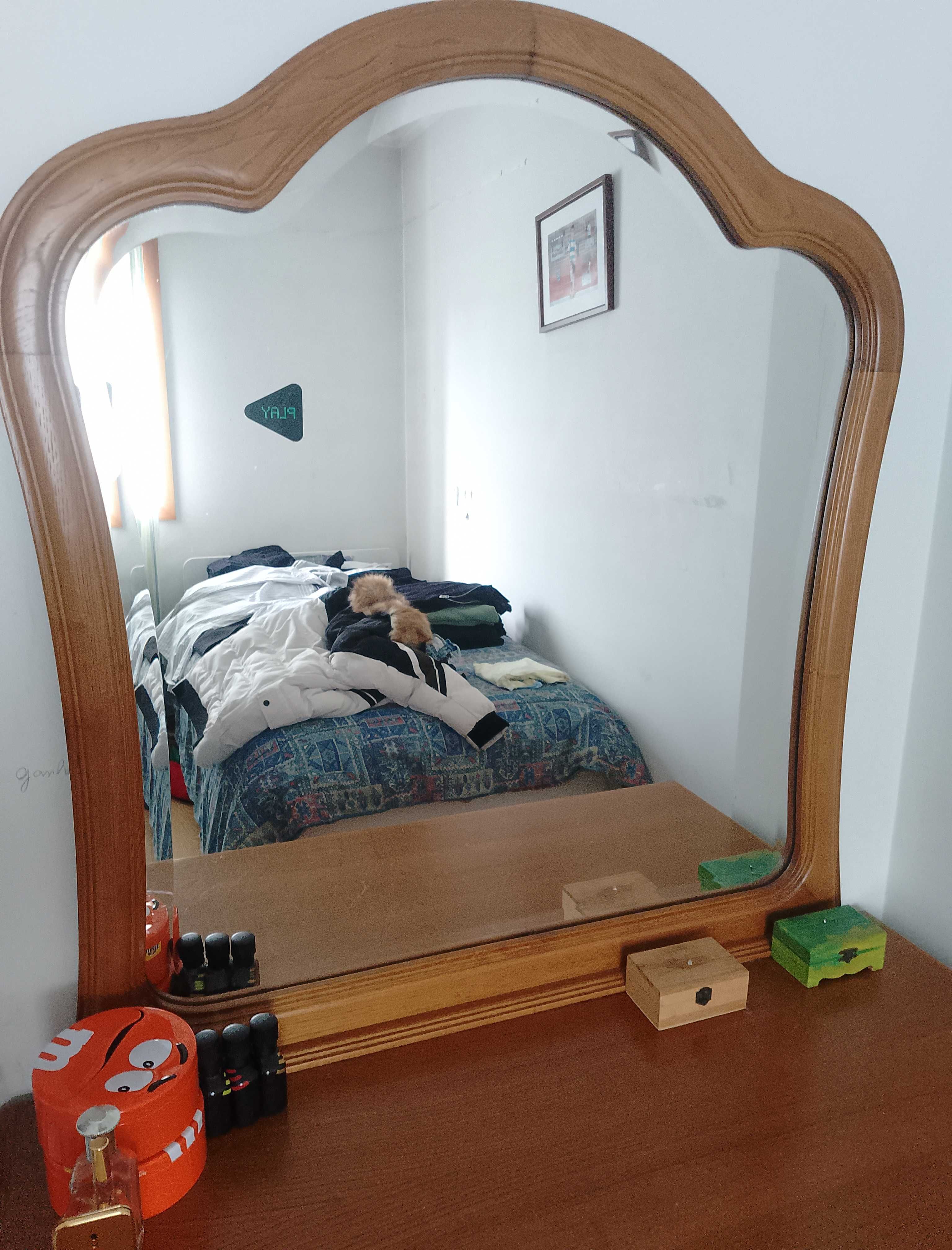 Cómoda com 4 gavetas e espelho