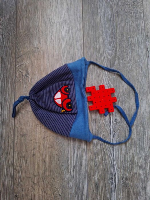 czapka w paski z autkiem-przechodnia dla chłopca: H&M