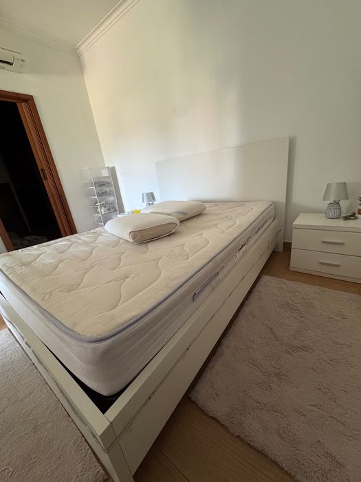 Cama de casal branca com estrado, colchão e 2 mesas de cabeceira