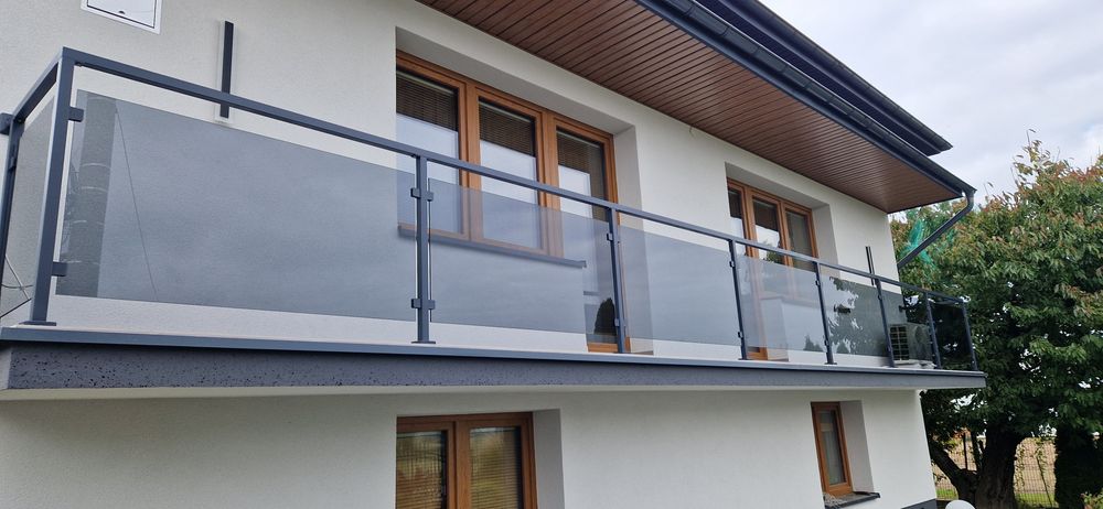 Balustrady malowane proszkowo i ze stali nierdzewnej