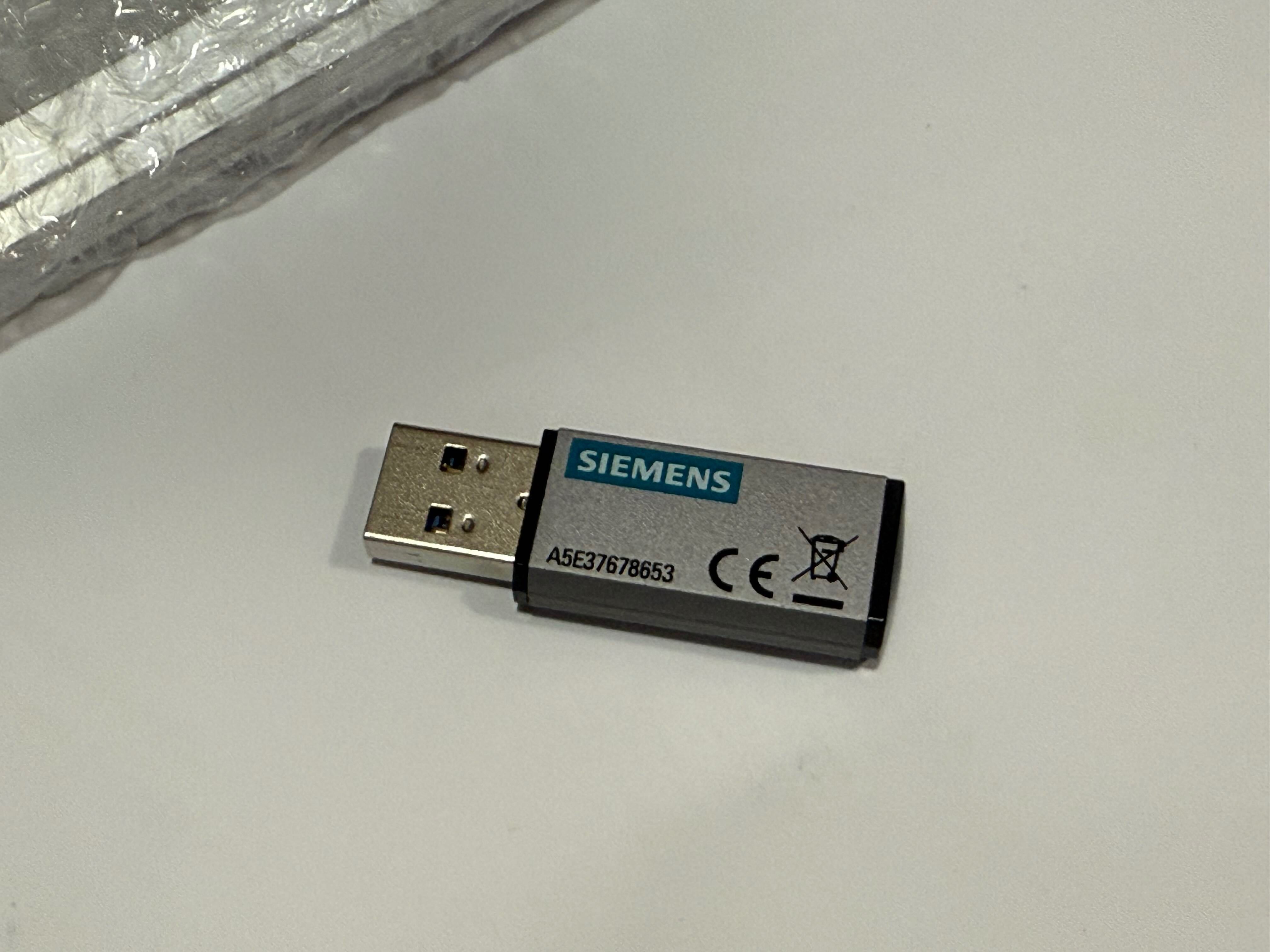 Komputer Siemens Simatic IPC227G Industrial Edge 6ES7647-8CE21-3AW1