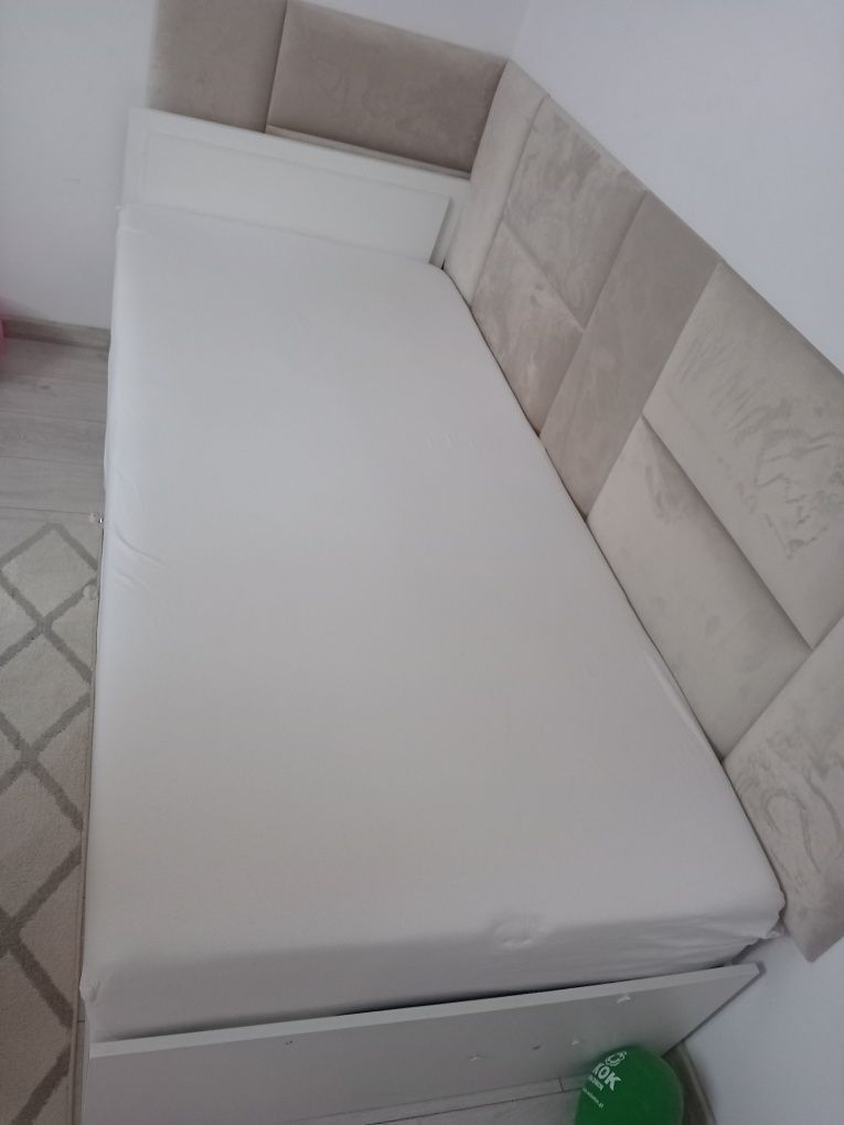 Łóżko z materacem
