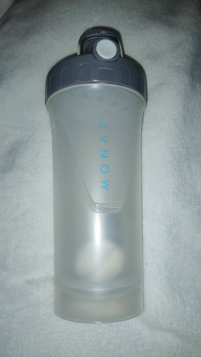 Funkcjonalny shaker o dużej pojemności 750 ml Monat