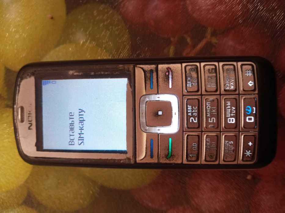 Кнопочный мини телефон на 3 сим.