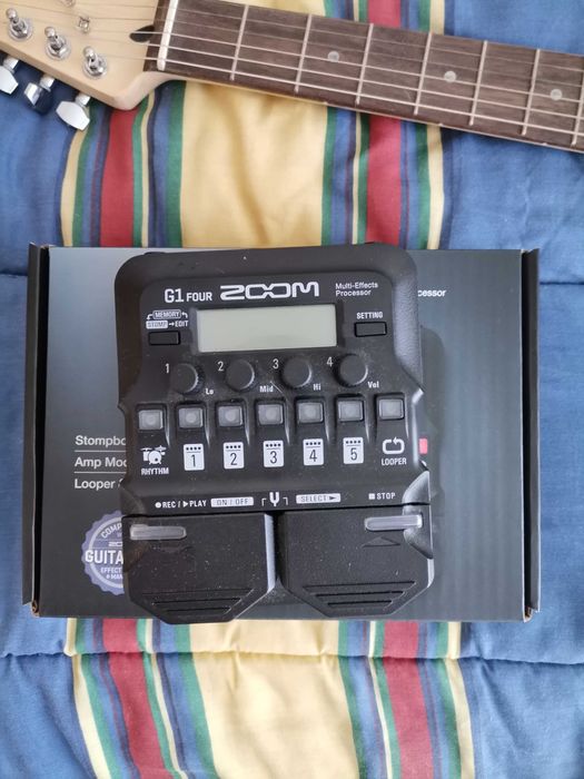 Guitarra Squier Stratocaster, Amplificador e Pedaleira Zoom G1 Four