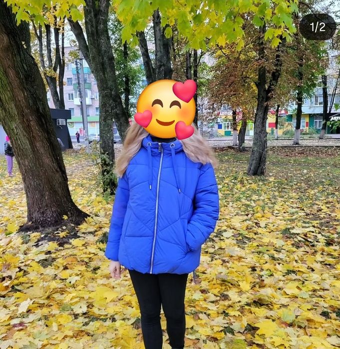 Куртка в насиченому синьому кольорі.