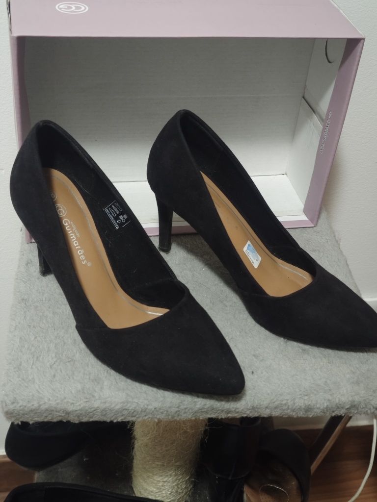Sapato de tacão fino
