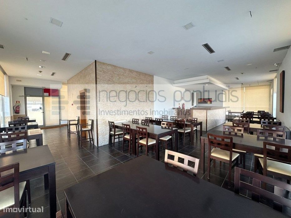 Restaurante com esplanada, mobilado e equipado