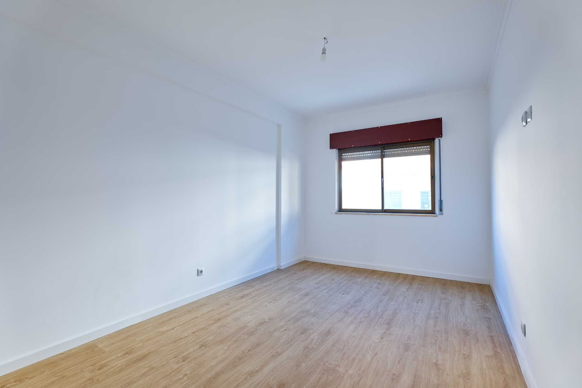 Amadora T2 -- 3 ass--1º Andar com garagem ( BOX) totalmente renovado