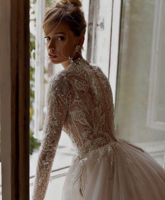 Весільна сукня з рукавами