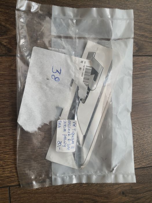 Znaczek R-Line Volkswagen Tiguan II chrom prawy nowy oryginał #38