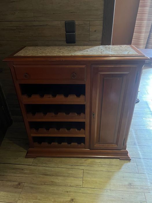 Armário de sala em cerejeira com garrafeira