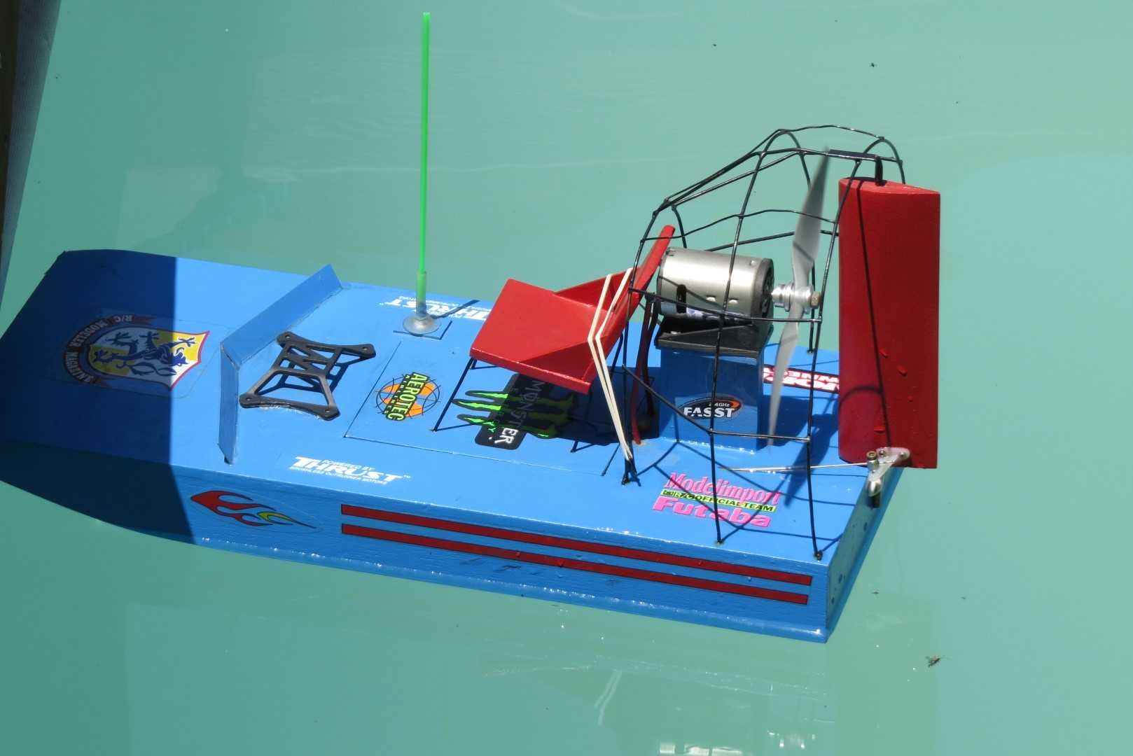 Hidrodeslizador em balsa;motor elétrico Graupner 6308 Speed 500SP 8,4v