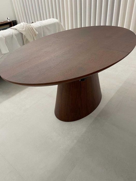 Mesa de jantar oval e extensível em MDF e folheado