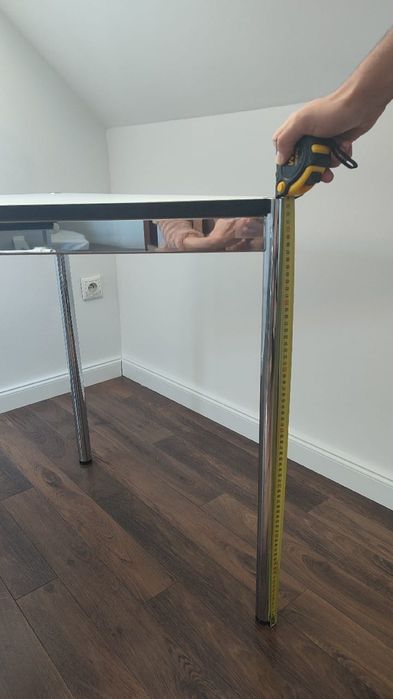 USM Haller, stół trójkątny, szwajcarska marka