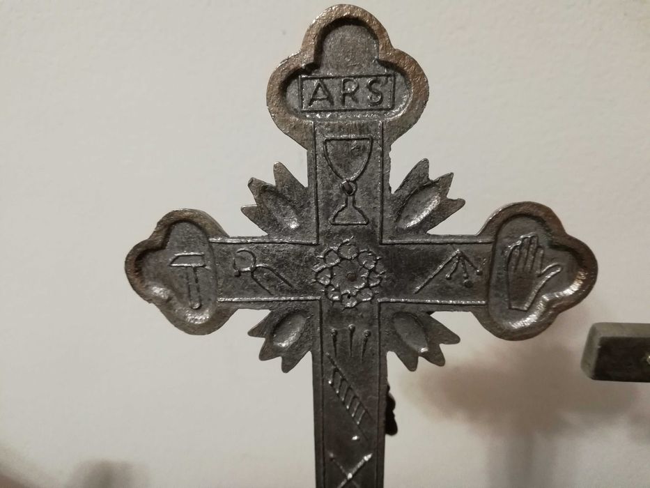 Zabytkowe dwa krucyfiksy na postumencie stan bardzo dobry