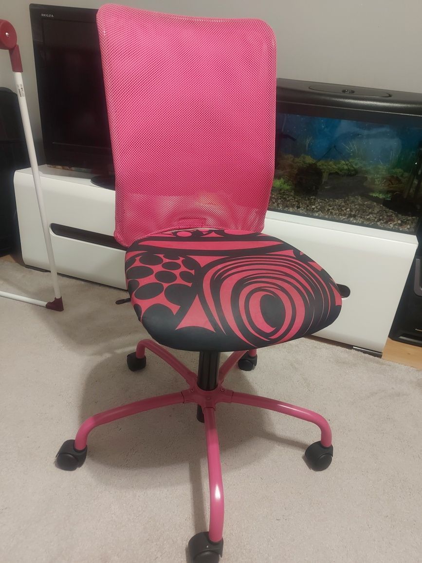 różowe krzesło obrotowe IKEA