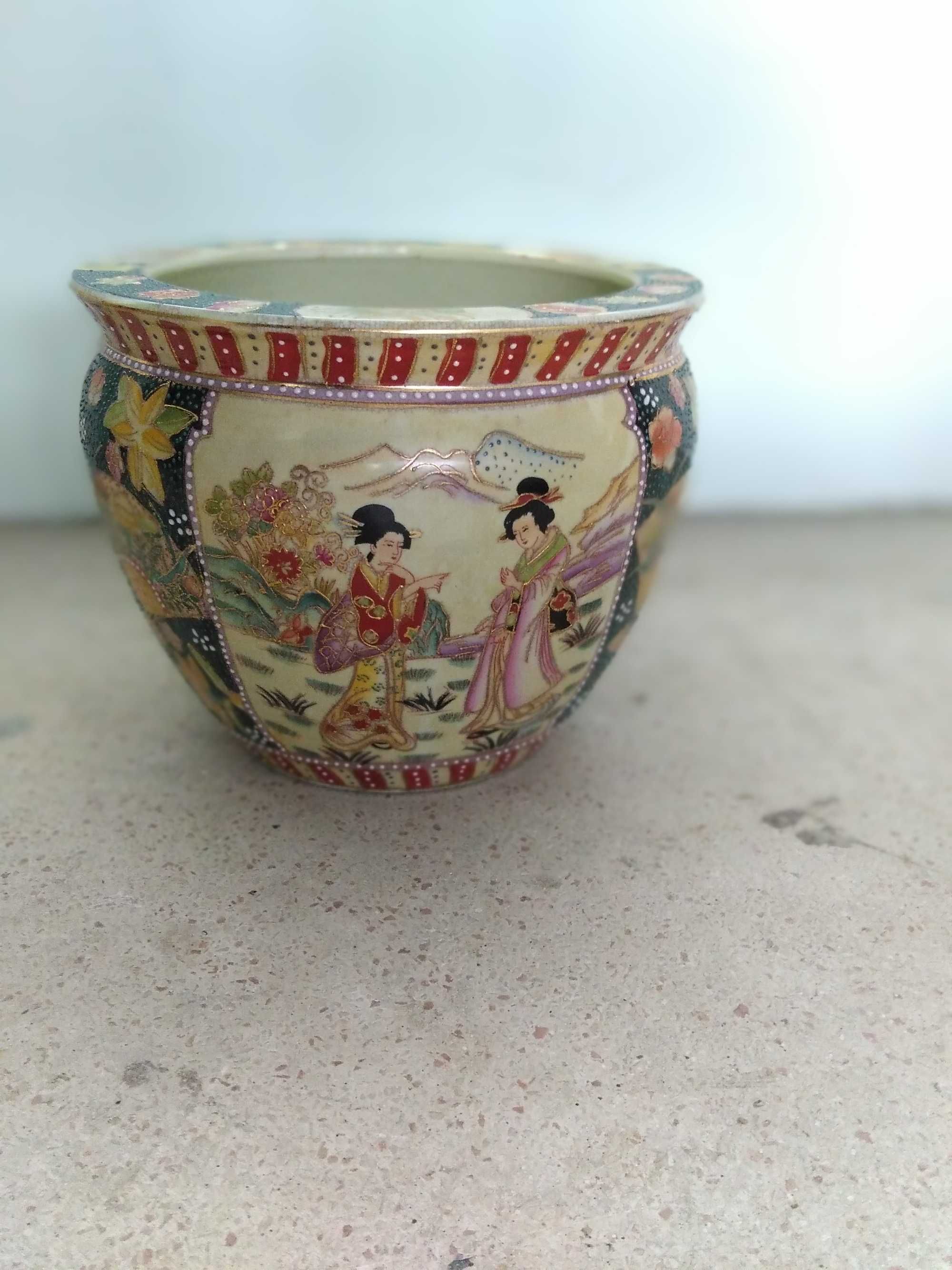 Vaso chinês com desenho clássico