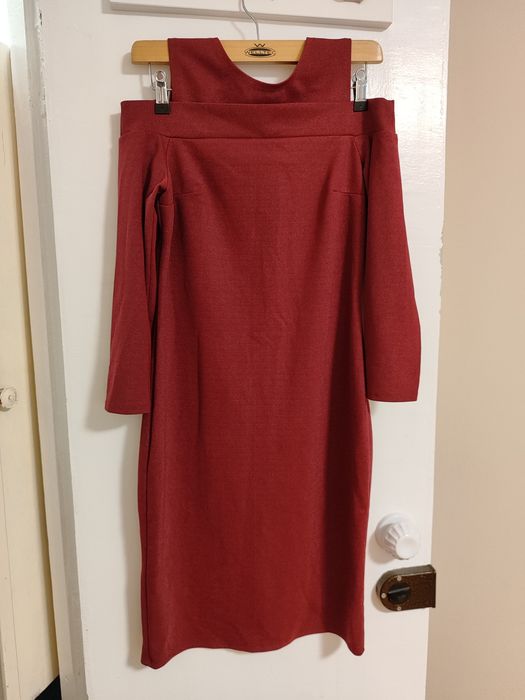 Сукня темно рожева з голими плечима