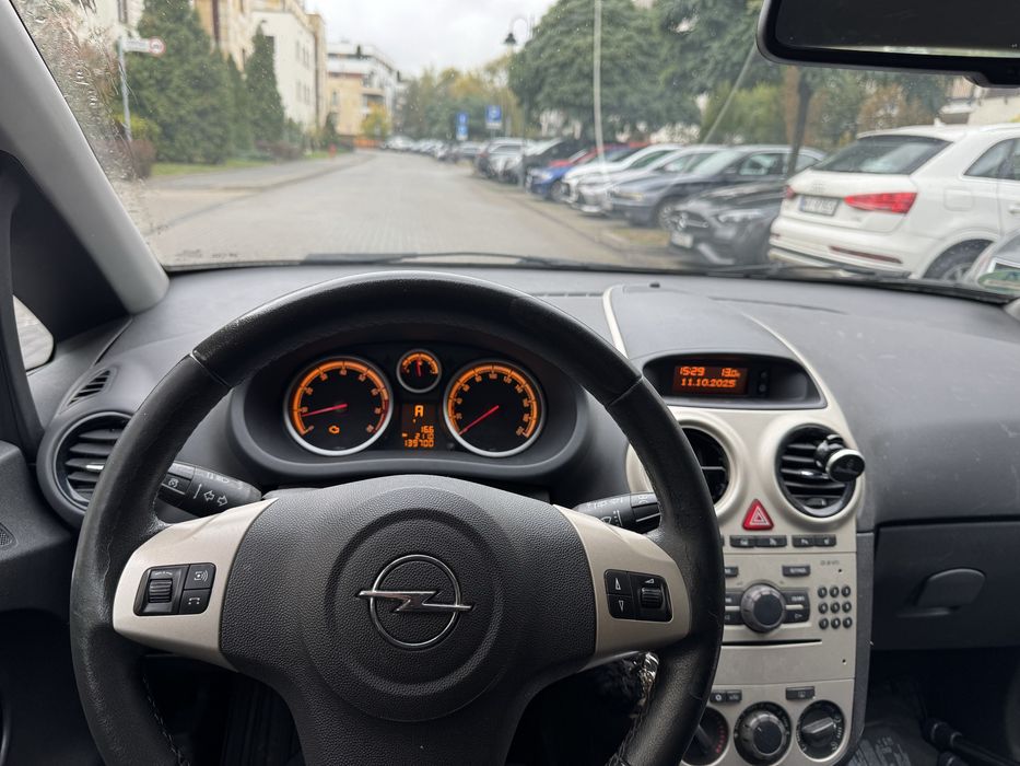Opel Corsa niski przebieg garażowana automat