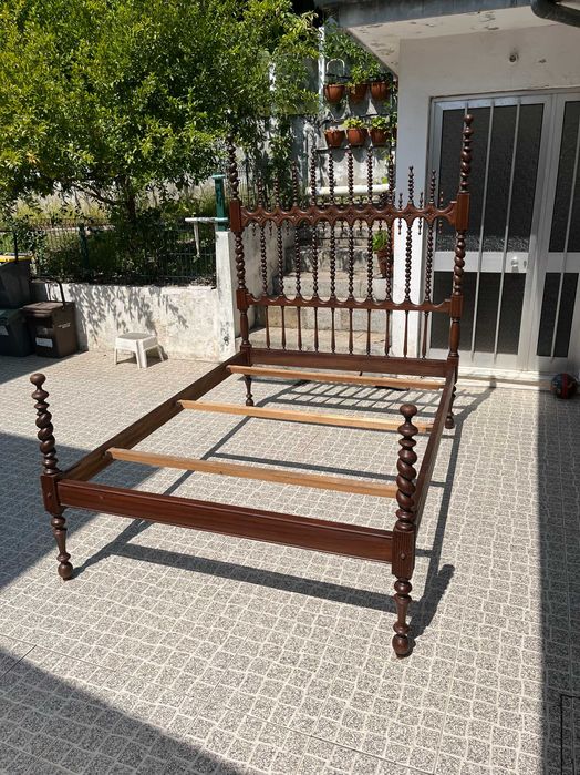 Cama antiga com mesinhas cabeceira