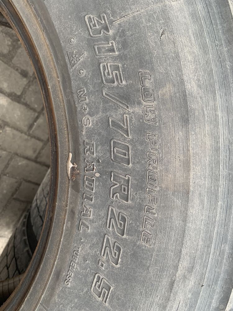 Bridgestone 315 70 22,5 продам 2 колеса грузовые