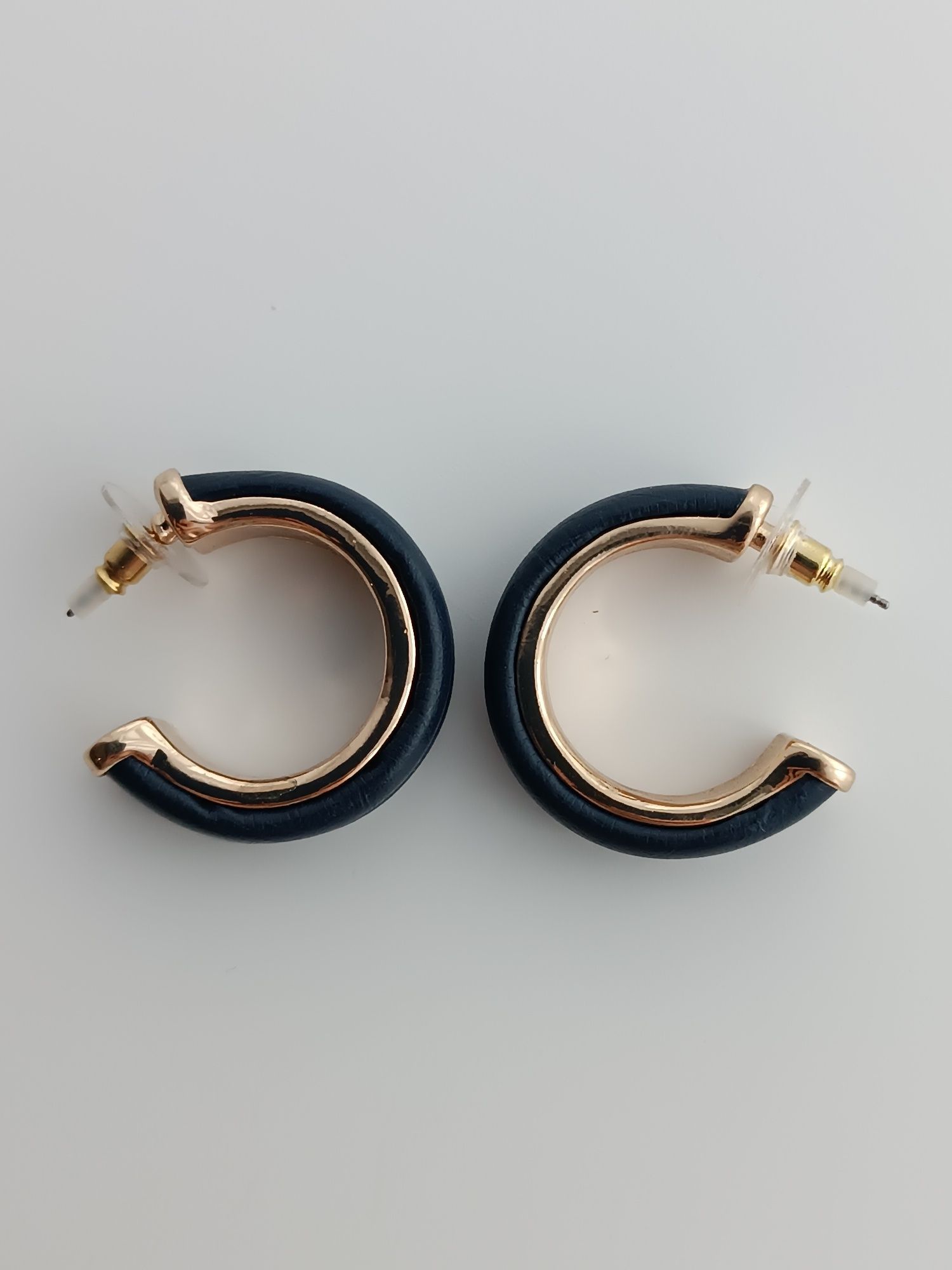 Granatowe okrągłe kolczyki ze złotym wykończeniem Parfois eleganckie