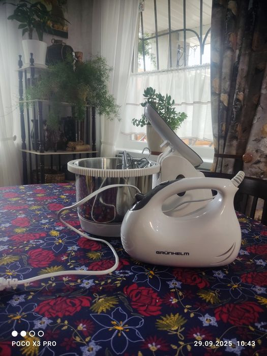 Міксер планетарного типу з чашкою