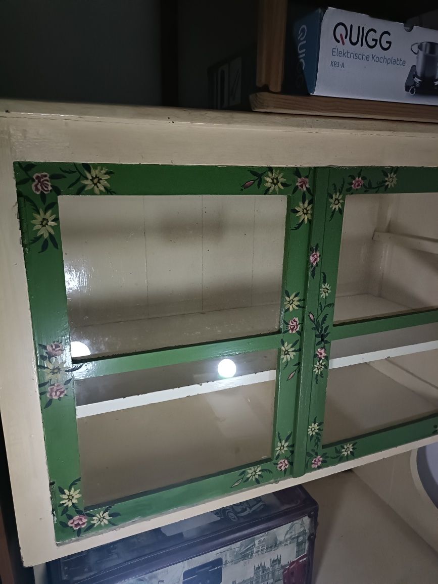 Aparador antigo pintado à mão