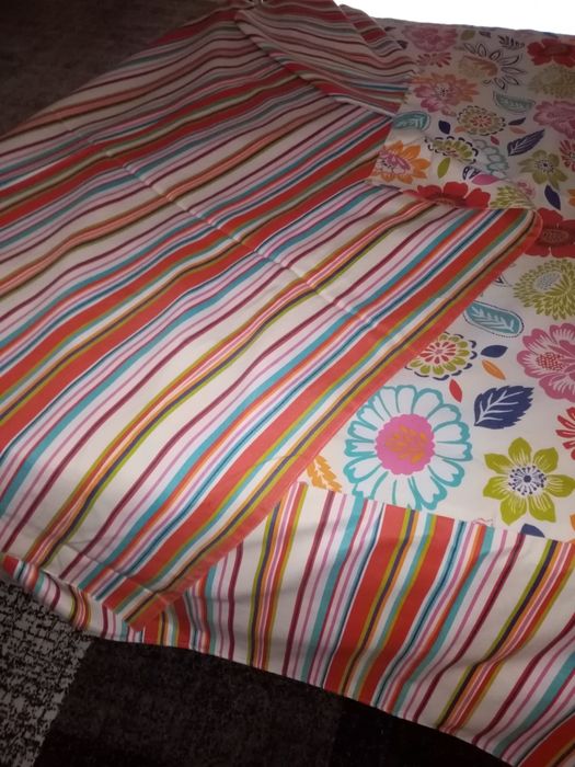 Conjunto de colcha e cortinas laterais.