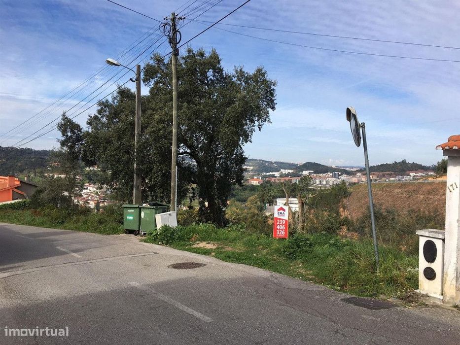 Terreno para construção numa localização calma com bons acessos